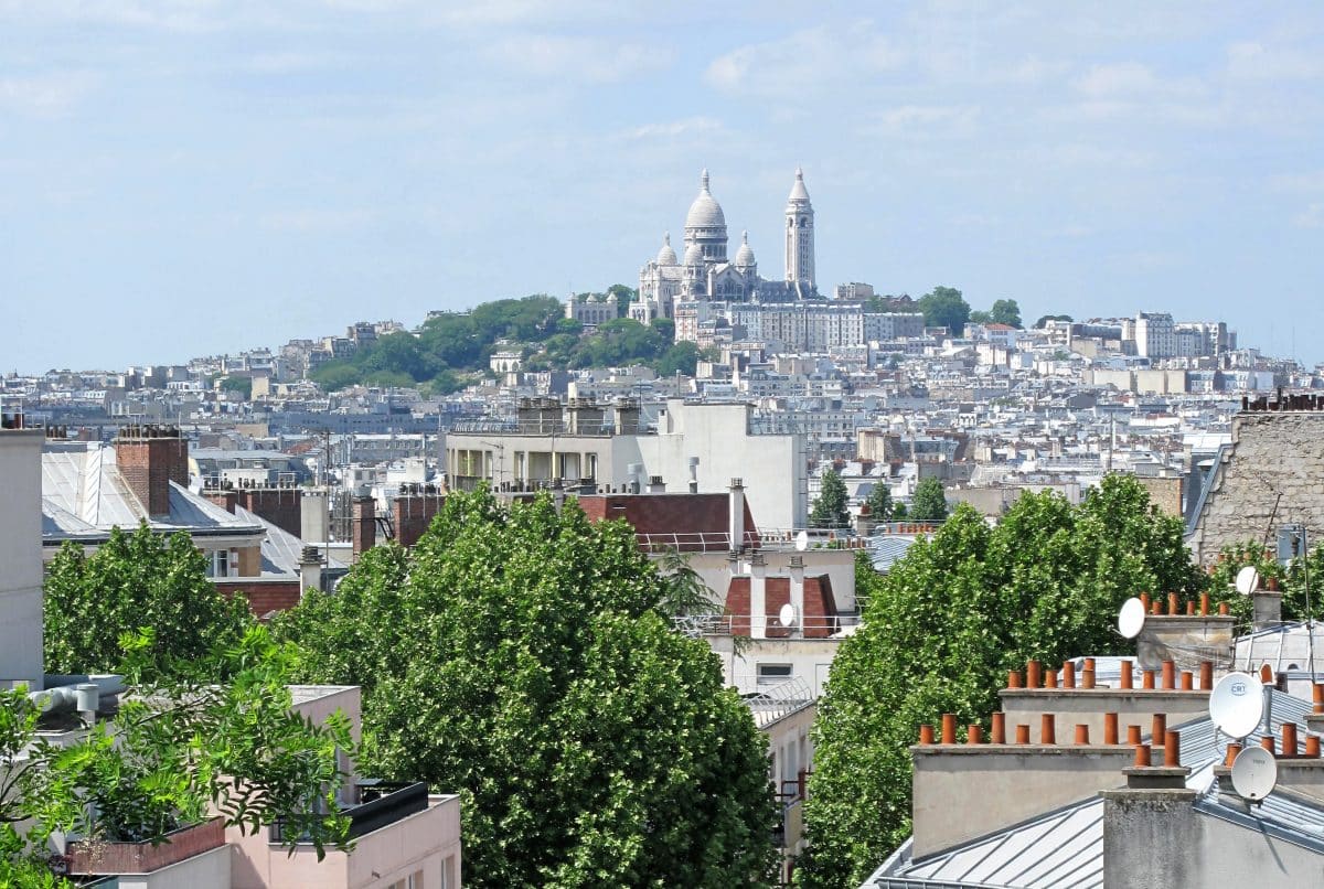 Montmartre brut. Бютт Монмартр. La Butte Bergeyre. Атланта Монмартр 722. Стена Монмартр в Париже фото.