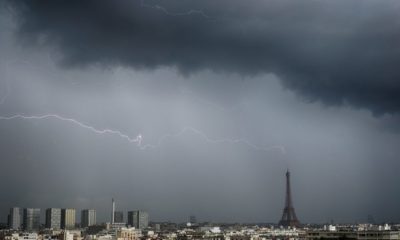 Orage Paris : la Tour Eiffel frappee par la foudre © Bertrand Kulik