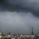 Orage Paris : la Tour Eiffel frappee par la foudre © Bertrand Kulik