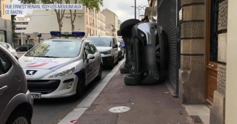 marche arriere voiture retournee paris copie