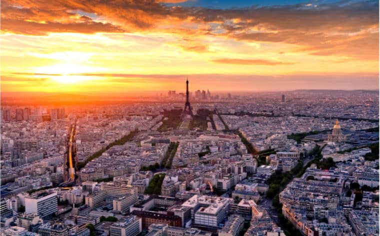 Vue aérienne de Paris au coucher du soleil © Interpixels