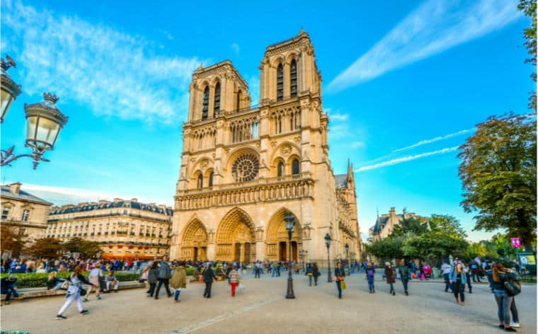 parvis notre dame paris