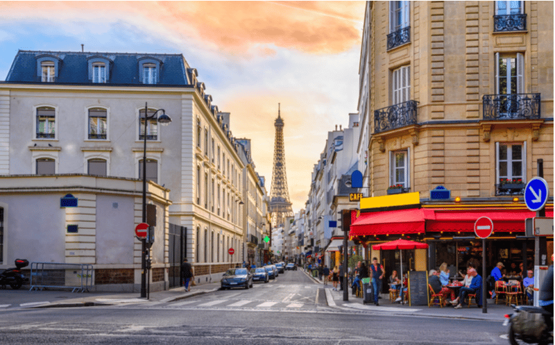 Rue de Paris avec vue sur la Tour Eiffel