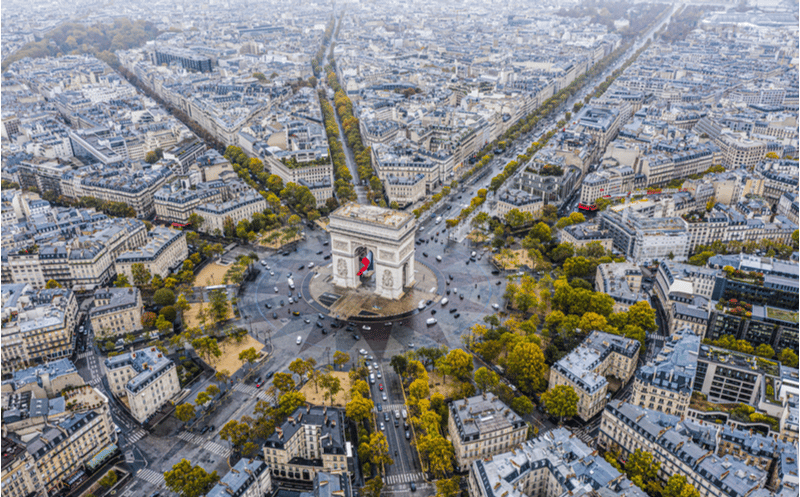 Vue aérienne de l'Arc de triomphe et des Champs-Elysées