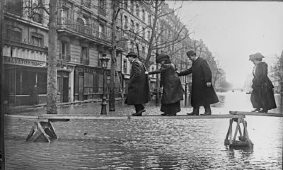 Inondations, 30/1/1910, avenue Ledru-Rollin [Paris, 12e arrondissement, personnes marchant prudemment sur des planches sur pilotis] : [photographie de presse] / [Agence Rol]