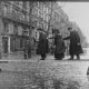 Inondations, 30/1/1910, avenue Ledru-Rollin [Paris, 12e arrondissement, personnes marchant prudemment sur des planches sur pilotis] : [photographie de presse] / [Agence Rol]