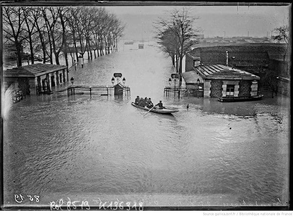 [Inondation, barque évacuant des sinistrés à la sortie d'une grille submergée, janvier 1910] : [photographie de presse] / [Agence Rol]