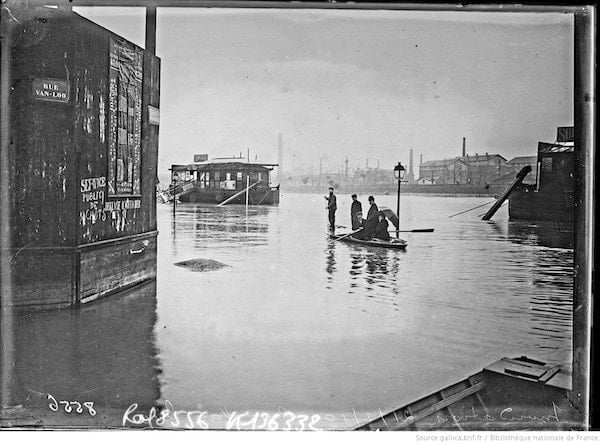 Inondation, 21/1/1910, rue Van Loo [Paris, 16e arrondissement, personnes en barque] : [photographie de presse] / [Agence Rol]