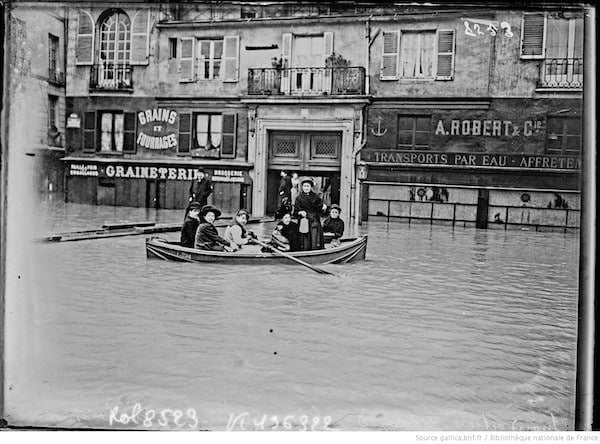 Sauvetage Quai des Grands-Augustins, 29 janvier 1910, personnes sur une barque, Paris, 6e arrondissement, inondations] : [photographie de presse] / [Agence Rol]
