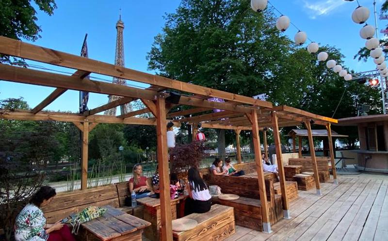 "Hanami" : la terrasse de 1000m2 installée face à la tour Eiffel pour l'été