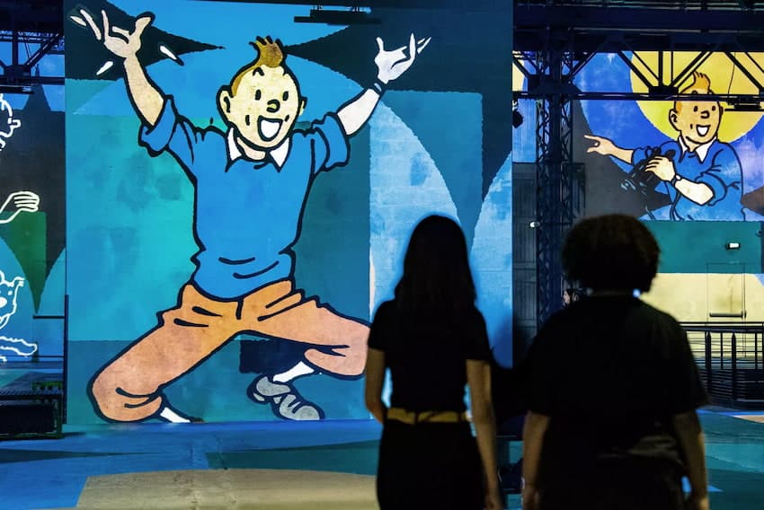 Dessin de Tintin projeté sur un mur lors de Tintin l’aventure immersive à l'Atelier des Lumières