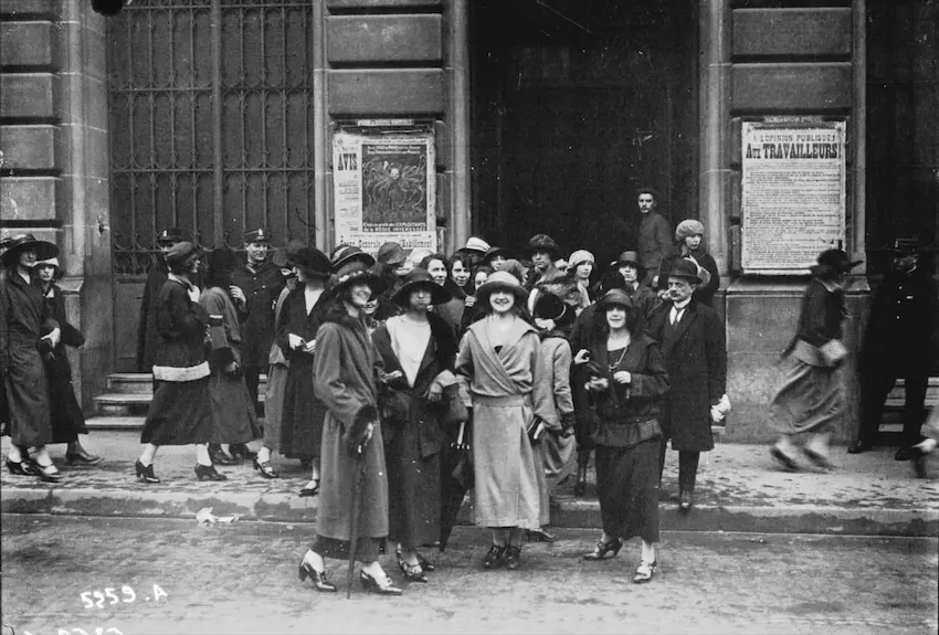 La grève des midinettes devant la Bourse du Travail, Agence Meurisse © Source Gallica.bnf.fr / Bibliothèque Nationale de France