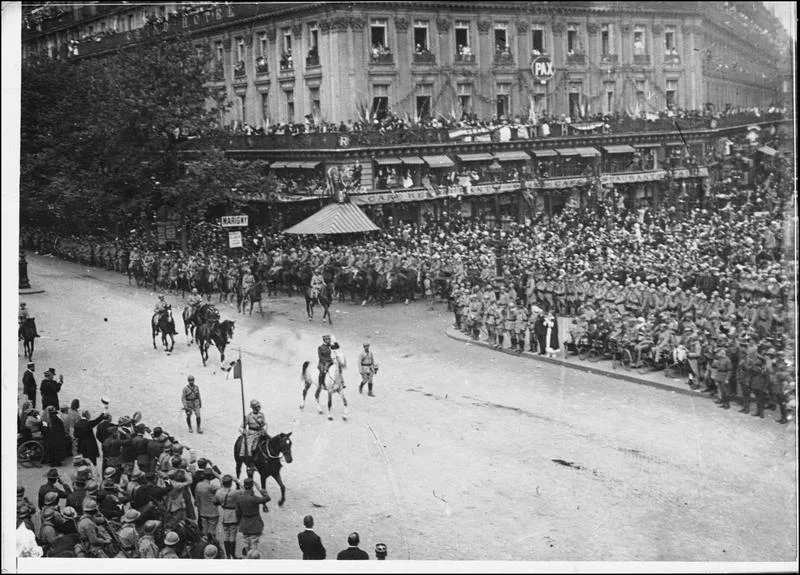 Le défilé du 14 juillet 1919 passant devant le café de la Paix © Médiathèque de l'architecture et du patrimoine, Base Mérimée 