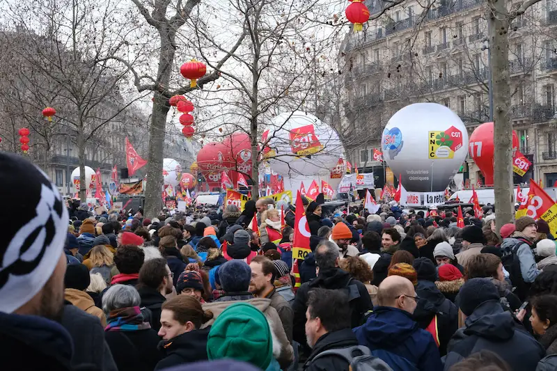 Manifestation Paris : le siège de LVMH envahi par des manifestants