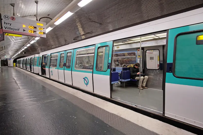Paris : deux personnes mortes, percutées par un métro de la ligne 13