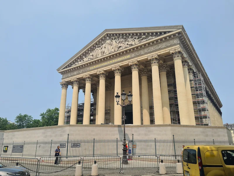 Après deux ans de restauration, la façade de la Madeleine est enfin visible