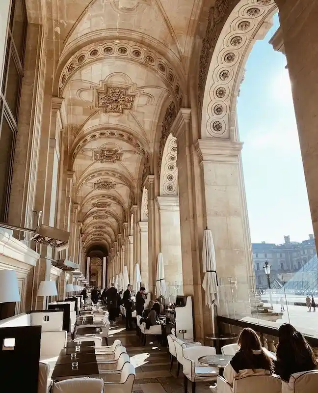 Café sous les arcades du Louvre © Café Marly
