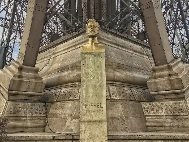 Tour Eiffel : une réplique miniature du monument à Parempuyre pour le  centenaire de la mort de Gustave Eiffel - France Bleu