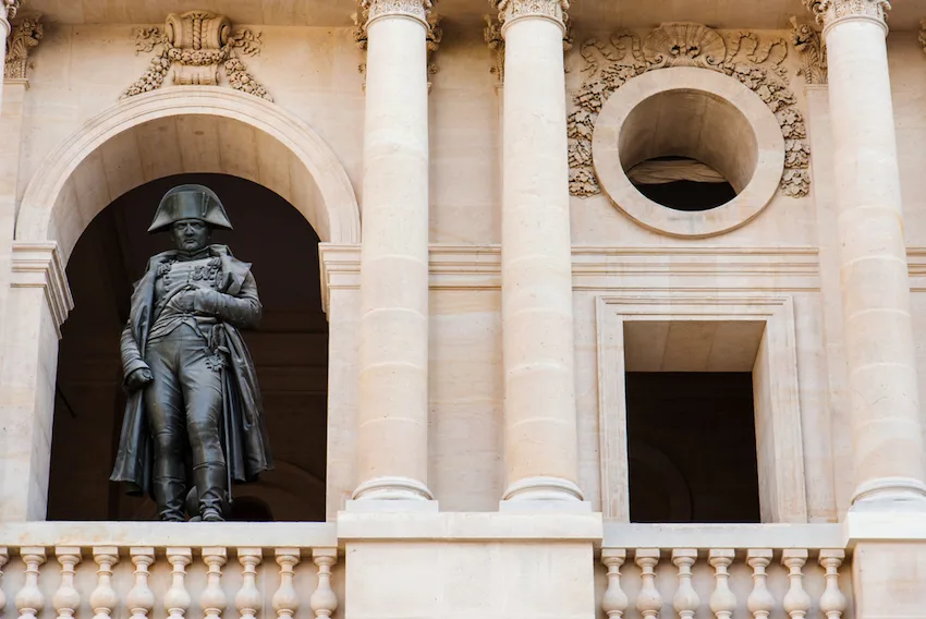 Statue de Napoléon aux Invalides à Paris © aliaksei kruhlenia