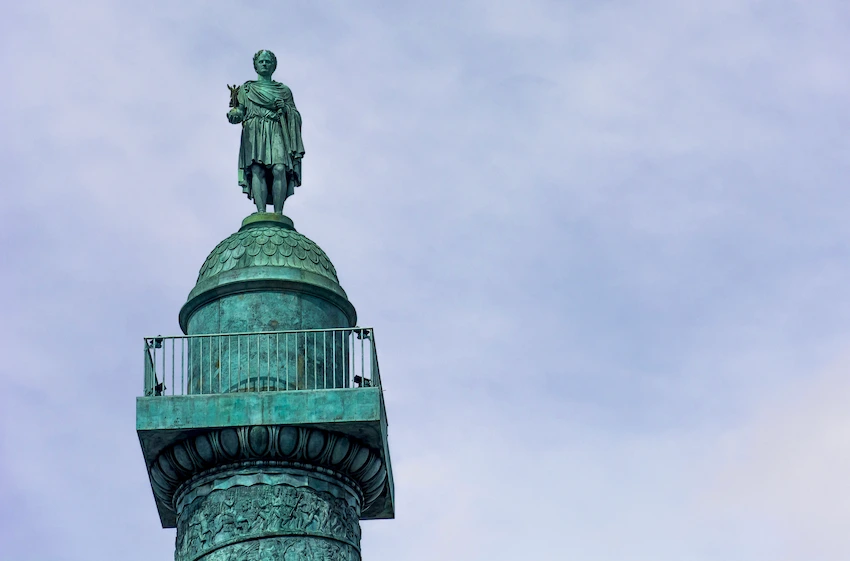 Statue de Napoléon sur la colonne Vendôme à Paris © dimm3d