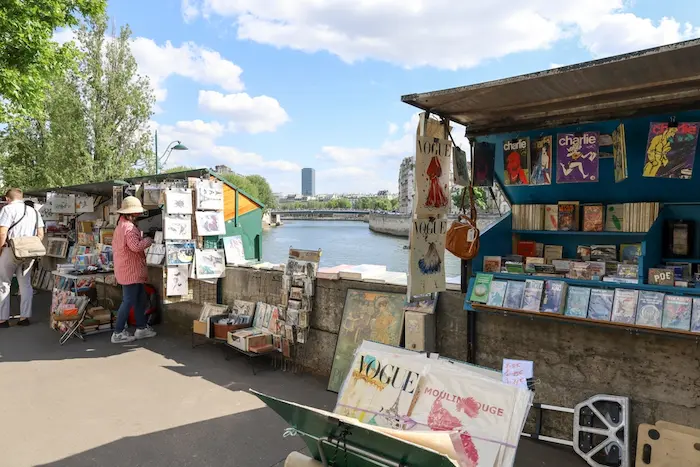 Vuitton bouffe le Pont-Neuf et les quais des bouquinistes 20 juin 2023 by  @K47CB 